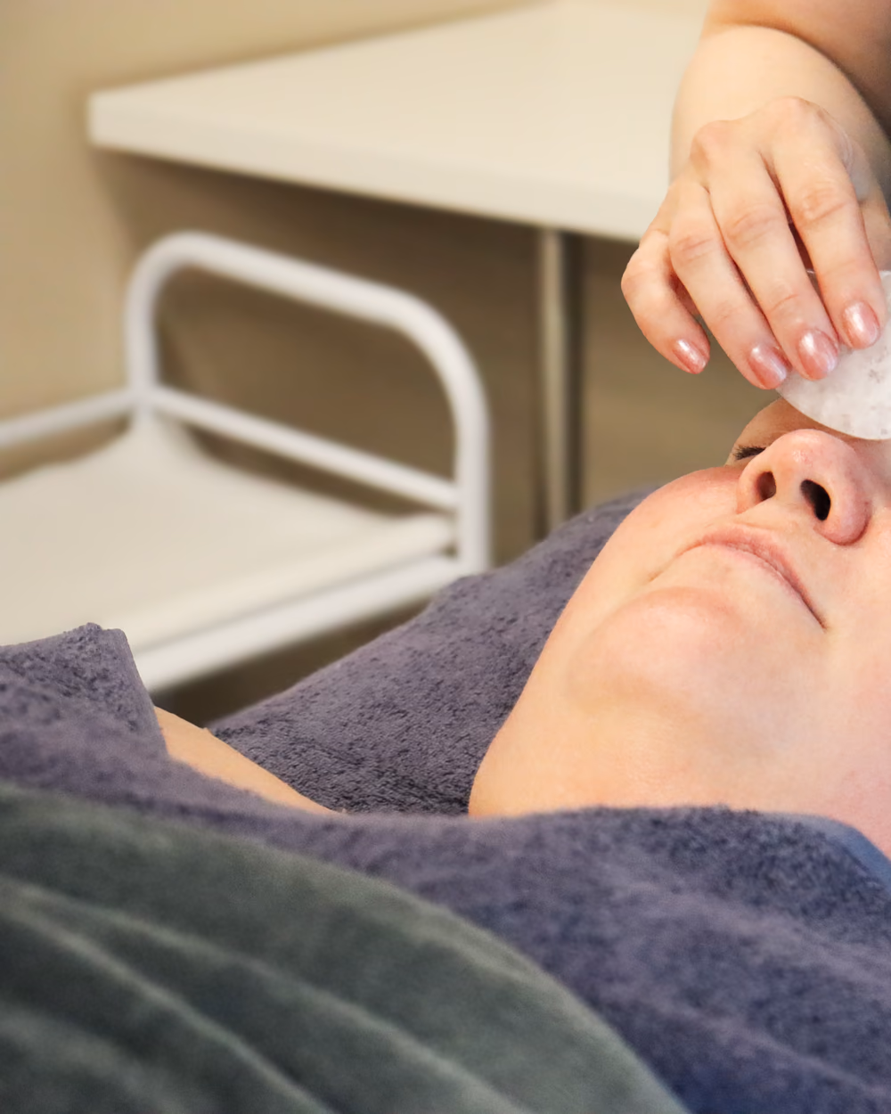 Gua sha -hieronta kasvoilla kasvohoidon aikana