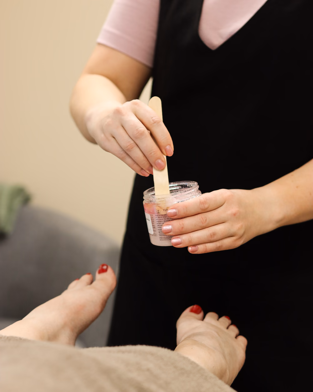 Jalkojen kuorinta käynnissä spa-jalkahoidossa